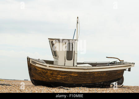 Seitenansicht eines Fischerbootes gestrandet am Deal in Kent mit der Nordsee im Hintergrund Stockfoto