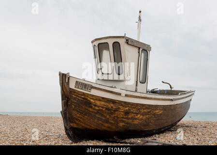 Ein Fischerboot gestrandet am Deal in Kent mit der Nordsee im Hintergrund Stockfoto