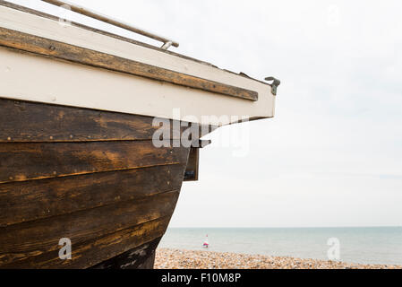 Nahaufnahme des Hecks eines Fischerbootes gestrandet am Deal in Kent mit der Nordsee im Hintergrund Stockfoto