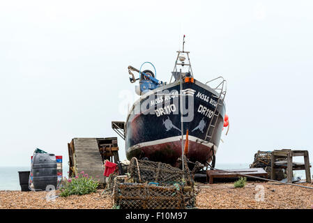 Ein gestrandeter arbeiten Fischerboot an Deal, Kent mit allen Angeln Utensilien herum genommen an einem regnerischen Sommertag Stockfoto