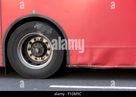 Eine Nahaufnahme des Rades von einem roten London Transport-bus Stockfoto