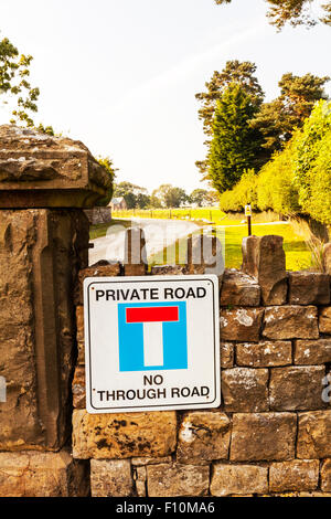 Privatstraße nicht durch Verkehrszeichen auf Wand Fahrt Auffahrt North Yorkshire UK England Stockfoto