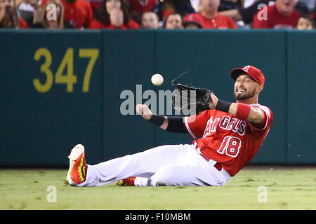 21. August 2015: Los Angeles Angels Recht Fielder Shane Victorino #18 Folien, um zu versuchen, machen Sie einen Haken links im Spiel zwischen der Toronto Blue Jays und die Los Angeles Angels of Anaheim, Angel Stadium Anaheim, CA, Fotograf: Peter Joneleit/CSM Stockfoto