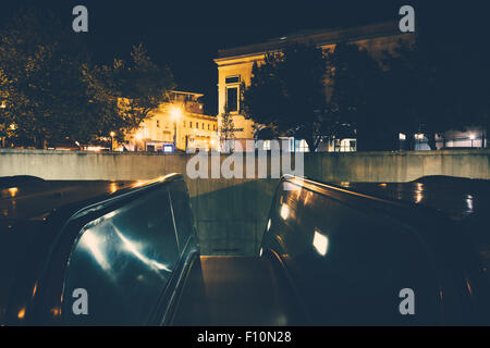 Rolltreppen in die U-Bahn am Dupont Circle in der Nacht, in Washington, DC. Stockfoto