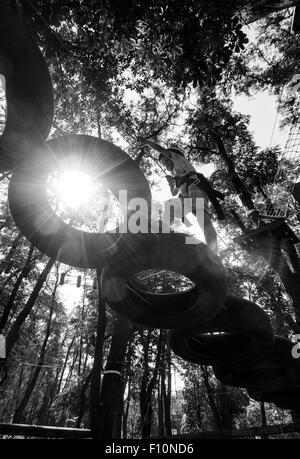 Kiew, Ukraine. 24. August 2015. Junge, spielen auf dem Bungee in einem Vorort von Kiew-Borispol. --Tausende Ukrainer feiern den 24 Jahrestag der Unabhängigkeit der Ukraine Masse Festlichkeiten in Städten und Dörfern quer durch das Land. Dieser Urlaub getrübt durch russische Aggression im Osten der Ukraine und der Besetzung der Krim. Ukrainer sind in der Hoffnung, dass 25 Unabhängigkeitstag, sie treffen sich in einer ruhigen Umgebung. © Igor Golovnov/Alamy Live-Nachrichten Stockfoto