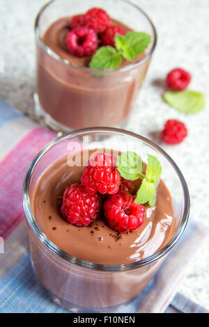 Schokoladenmousse mit Himbeeren und Minze in Teil-Gläser Stockfoto