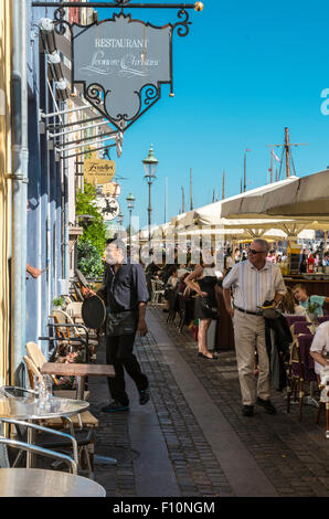 Touristen in Nyhaven genießen eine Mittagessen Sommer in Kopenhagen, Dänemark Stockfoto