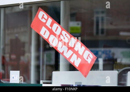 Schließen Sie Zeichen im Fenster des Shops auf der High Street in Bedford, Bedfordshire, England Stockfoto