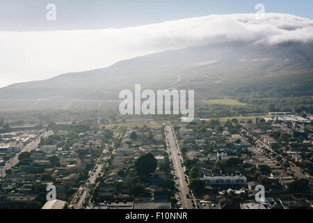 Blick auf Ventura und fernen Berge von Grant Park, in Ventura, Kalifornien. Stockfoto