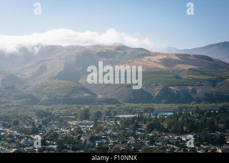 Blick auf Ventura und fernen Berge von Grant Park, in Ventura, Kalifornien. Stockfoto