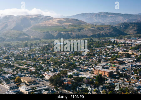 Blick auf Ventura und fernen Berge von Grant Park, in Ventura, Kalifornien. Stockfoto