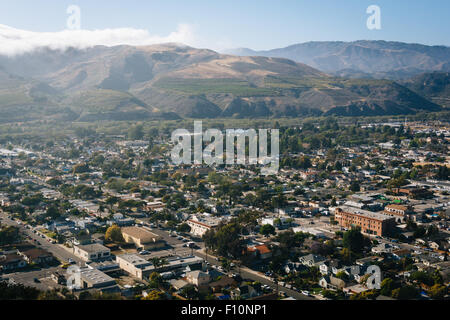 Blick auf Ventura und fernen Berge von Grant Park, in Ventura, Kalifornien. Stockfoto