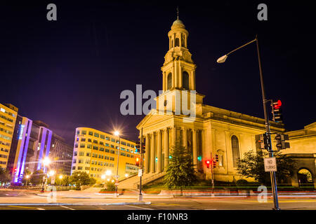 Die National City Christian Church und Thomas Circle in der Nacht, in Washington, DC. Stockfoto