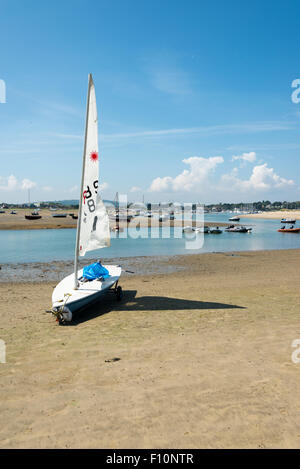 Boote vertäut abseits am Strand an der Mündung bei Bembridge Isle Of Wight UK im Sommer Stockfoto