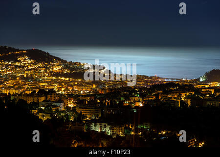 Nachtansicht nach Nizza mit Mondlicht auf dem Wasser, Frankreich Stockfoto