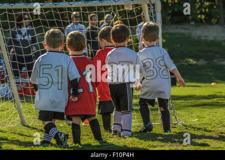 KLEINE JUNGS SPIELEN FUßBALL, MIDLOTHIAN, VIRGINIA, USA - CA. 2014.  Kinder im Vorschulalter, ein Tor zu erzielen, beim Fußballspielen. Stockfoto