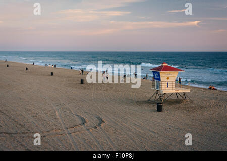 Rettungsschwimmer-Stand am Strand bei Sonnenuntergang, in Huntington Beach, Kalifornien. Stockfoto