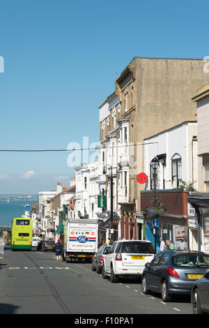 Geschäfte in Union Street, Ryde, Isle Of Wight UK im Sommer mit dem Auto auf der Straße geparkt. Stockfoto