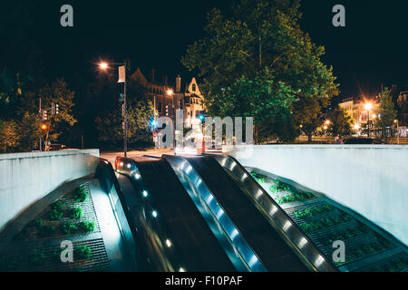 Rolltreppen in die U-Bahn am Dupont Circle in der Nacht, in Washington, DC. Stockfoto