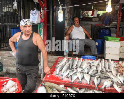 Fischer auf dem Markt in Kusadasi, Türkei Stockfoto