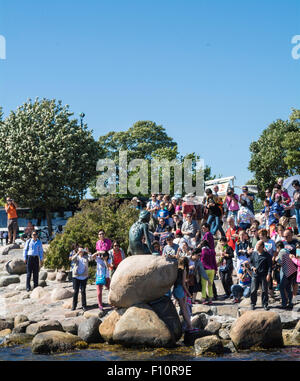 Massen-Schwarm um die Statue der kleinen Meerjungfrau, Kopenhagen, Dänemark Stockfoto