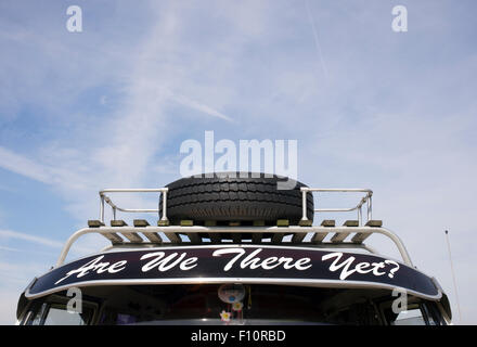 VW Volkswagen Camper van Frontscheibe Visier mit dem Spruch "Sind wir schon da" drauf Stockfoto