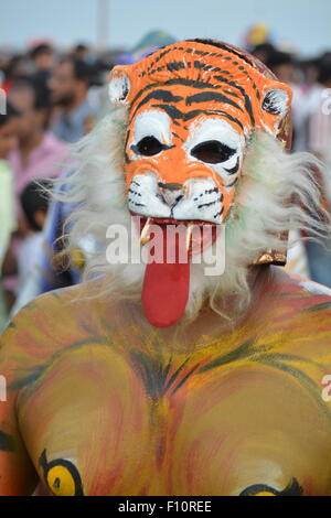 Nahaufnahme von einem Mann als Tiger (Pulikali) in Onam Festival in Thiruvananthapuram, Kerala, Indien Stockfoto