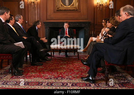 Bogota, Kolumbien. 24. August 2015. Bild zur Verfügung gestellt von Kolumbiens Präsidentschaft zeigt Colombian President Juan Manuel Santos (C) Begegnung mit Generalsekretär der Organisationen der amerikanischen Staaten Luis Almagro (4 L) bei der Präsidentschafts-Haus in Bogota, Kolumbien, am 24. August 2015. © Nelson Cardenas/Kolumbien? s Präsidentschaft/Xinhua/Alamy Live-Nachrichten Stockfoto