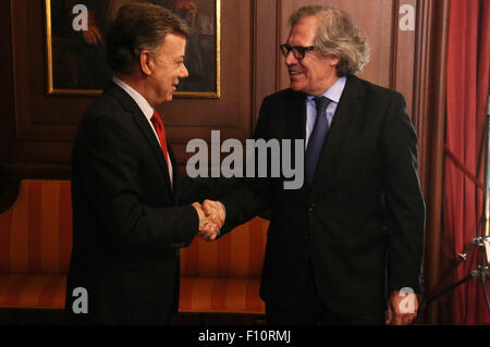 Bogota, Kolumbien. 24. August 2015. Bild zur Verfügung gestellt von Kolumbiens Präsidentschaft zeigt kolumbianische Präsident Juan Manuel Santos (L) Begegnung mit Generalsekretär der Organisationen der amerikanischen Staaten Luis Almagro bei der Präsidentschafts-Haus in Bogota, Kolumbien, am 24. August 2015. © Nelson Cardenas/Kolumbien? s Präsidentschaft/Xinhua/Alamy Live-Nachrichten Stockfoto