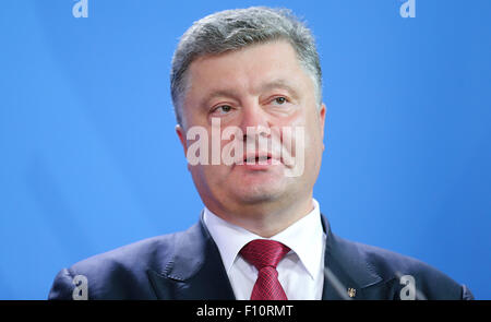 Berlin, Deutschland. 24. August 2015. Der ukrainische Präsident Petro Poroschenko spricht hierbei von Medien in Berlin, Deutschland, 24. August 2015. Er trifft sich mit der deutschen Bundeskanzlerin Angela Merkel (CDU) und der französische Präsident Francois Hollande. Foto: KAY NIETFELD/Dpa/Alamy Live News Stockfoto