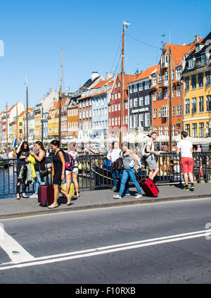 Touristen in Nyhaven, Kopenhagen, Dänemark Stockfoto