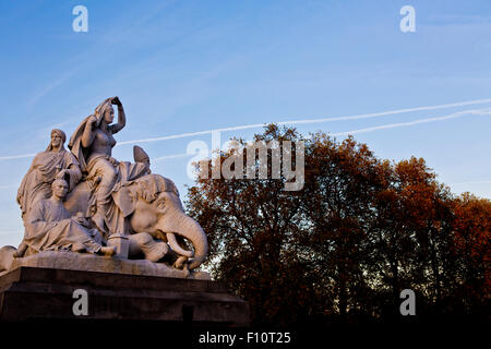 Statuen auf Royal Albert Memorial im Hyde Park Herbst jet Trails blauen Himmel am Abend Stockfoto