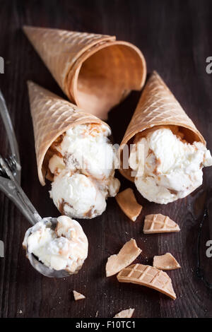 Hausgemachtes Eis mit gesalzenem Karamell in Waffelkegeln Stockfoto