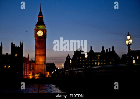 Big Ben Clock Tower Fluss Themse Night Stadtbild Häuser des Parlaments Vögel Stockfoto