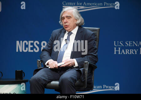 Las Vegas, Nevada, USA. 24. August 2015. US-Energieminister Professor Ernest Moniz ist Interviewd von Moderator John Podesta in 2015 Clean Energy Summit 8.0 am 24. August 2015 im Mandalay Bay Convention Center in Las Vegas, Nevada. © Marcel Thomas/ZUMA Draht/Alamy Live-Nachrichten Stockfoto