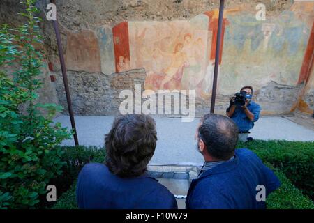 Pompeji, Italien. 24. August 2015. Alberto Angela präsentiert das Fresko der "Verwundete Adonis, restauriert mit dem Beitrag von dem Verkauf seines Buches"der"drei Tage von Pompeji" Credit: Agnfoto/Alamy Live-Nachrichten Stockfoto