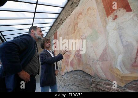 Pompeji, Italien. 24. August 2015. Alberto Angela präsentiert das Fresko der "Verwundete Adonis, restauriert mit dem Beitrag von dem Verkauf seines Buches"der"drei Tage von Pompeji" Credit: Agnfoto/Alamy Live-Nachrichten Stockfoto