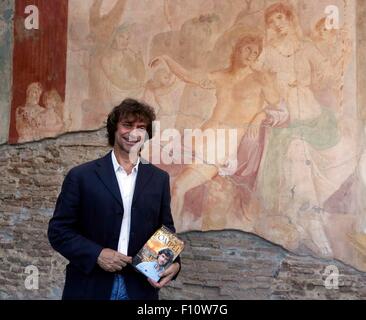 Pompeji, Italien. 24. August 2015. Alberto Angela präsentiert das Fresko der "Verwundete Adonis, restauriert mit dem Beitrag von dem Verkauf seines Buches"der"drei Tage von Pompeji" Credit: Agnfoto/Alamy Live-Nachrichten Stockfoto