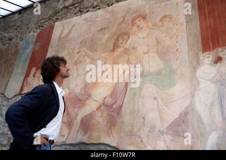 Pompeji, Italien. 24. August 2015. Alberto Angela präsentiert das Fresko der "Verwundete Adonis, restauriert mit dem Beitrag von dem Verkauf seines Buches"der"drei Tage von Pompeji" Credit: Agnfoto/Alamy Live-Nachrichten Stockfoto