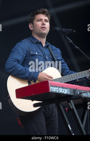 Roy Stride von Scouting for Girls am Sonntag beim V Festival in Chelmsford, Essex (23 Aug) Stockfoto