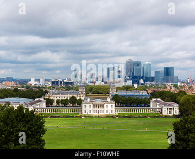 Die Skyline von Canary Wharf mit der Queen House (National Maritime Museum) in den Vordergrund, Greenwich Park, London, England Stockfoto