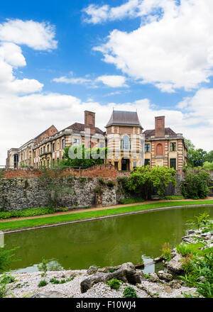 Eltham Palast, das ehemalige Haus von Stephen und Virginia Courtauld, betrachtet aus dem Garten, Eltham, London, England, UK Stockfoto