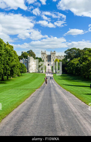 Windsor Castle aus dem langen Spaziergang, Windsor Great Park, Berkshire, England, UK Stockfoto