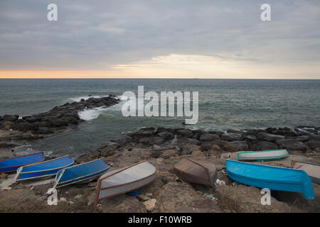 Boote auf der Promenade, Blick auf das Schwarze Meer, BBlack Meer Hafen von Trabzon Provinz Trabzon, Türkei, Eurasien Stockfoto