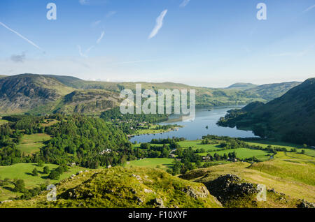 Blick Norden über Ullswater, Cumbria, The Lake District, England, UK. von Oxford Crag, oben Patterdale. Juni. Stockfoto