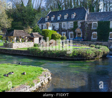 Schwan-Hotel auf der Fluss-Münze in Bibury, Cotswolds, Gloucestershire, England, Vereinigtes Königreich Stockfoto