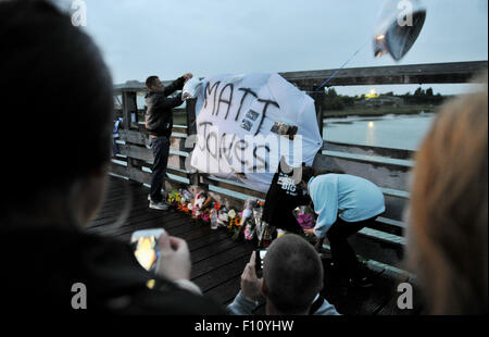 Shoreham, Sussex, UK. 24. August 2015. Freunde von Matt Jones einen persönlichen Trainer von Littlehampton Wer war einer der Shoreham Flugzeugkatastrophe Opfer auf dem alten Toll Bridge in der Nähe der Absturzstelle am Abend versammeln, um ihren Respekt zu zahlen Elf Leute werden geglaubt zu haben, stirbt nach einer Hawker Hunter Jet von Andrew Hill geflogen, während eine Anzeige im Shoreham Airshow an die A 27 stürzte am vergangenen Samstag: Simon Dack/Alamy leben Nachrichten Stockfoto