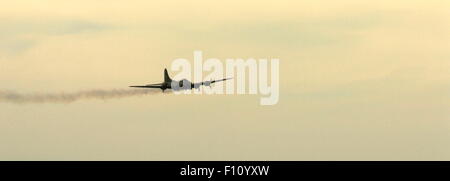 AJAXNETPHOTO. 2013. SHOREHAM, ENGLAND. -LETZTE DER B-17 - B-17 FLIEGENDE FESTUNG G-BEDF SALLY-B, EIN TIEFPASS ÜBER DEN FLUGPLATZ NACHGESTELLTE RAUCH.  FOTO: JONATHAN EASTLAND/AJAX REF: D130109 561 Stockfoto