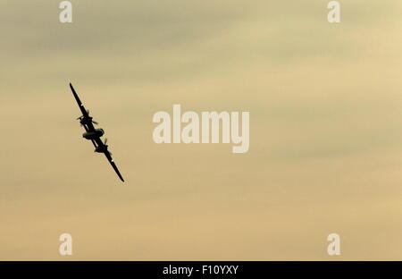 AJAXNETPHOTO. 2013. SHOREHAM, ENGLAND. -B-25 MITCHELL - MITTLERER BOMBER GEBAUT VON NORTH AMERICAN AVIATION MACHT WIEDERUM ÜBER DEN FLUGPLATZ FOTO: JONATHAN EASTLAND/AJAX REF: D130109 570 Stockfoto