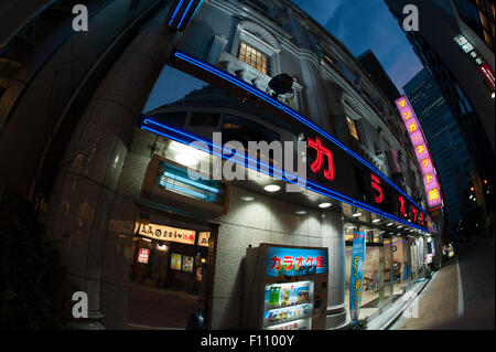 Shinjuku, Tokio bei Nacht. Stockfoto